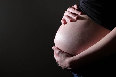 Mãos em barriga de grávida