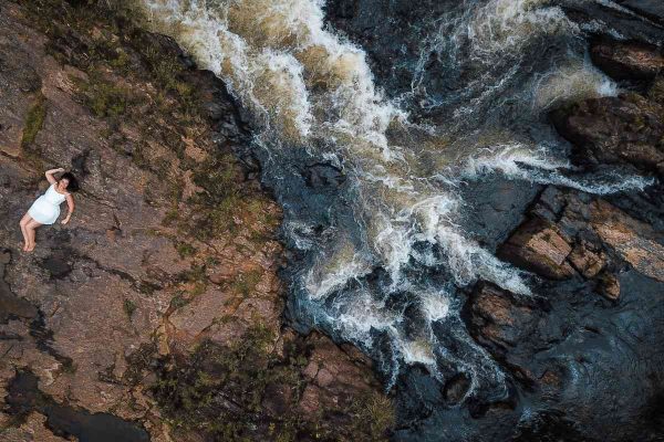 Mulher posa em cachoeira em São Paulo