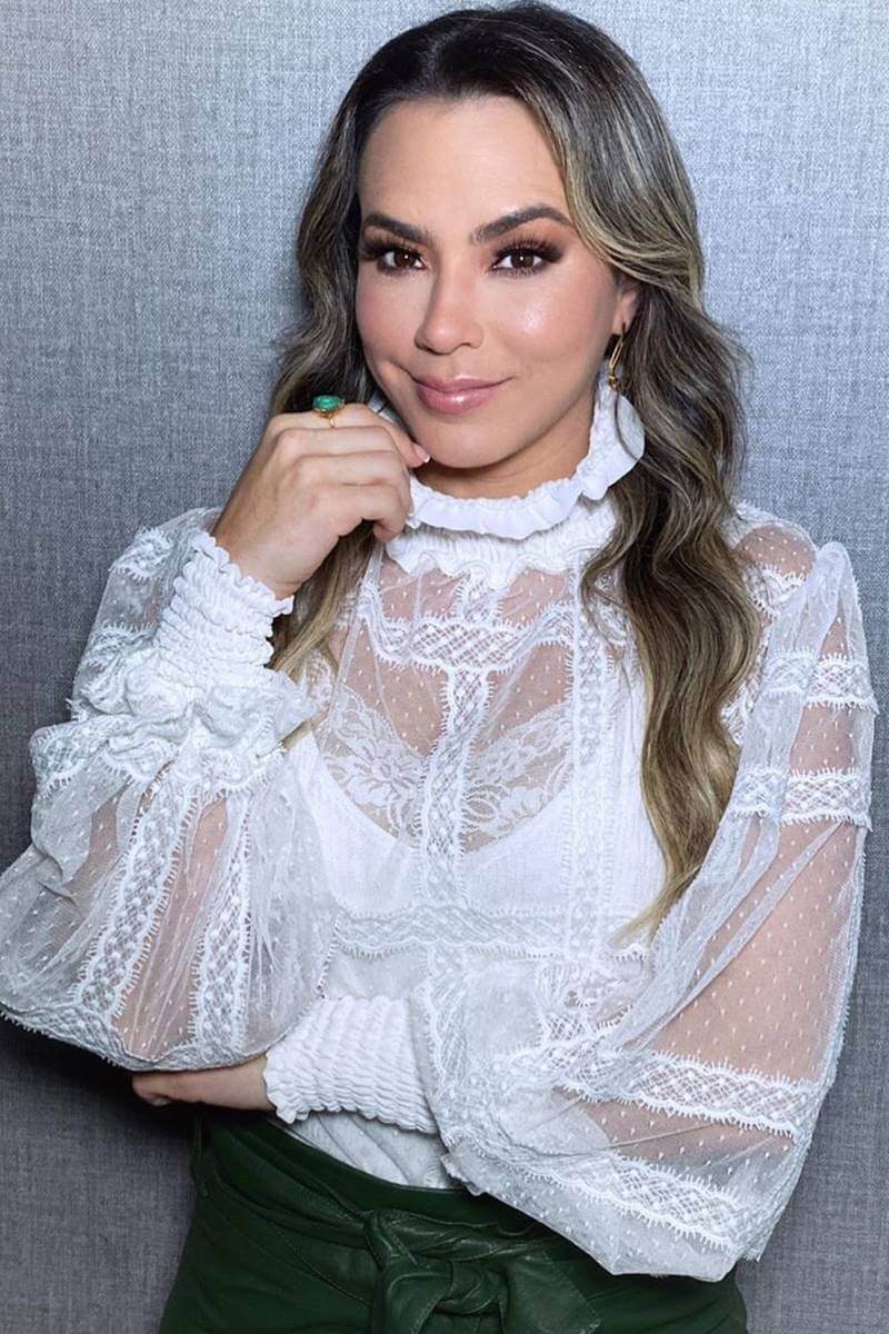 Dermatologista Karla Lessa