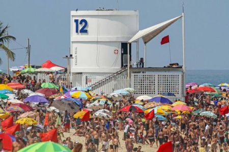 Praias do Rio de Janeiros Lotadas na altura do Arpoador, Zona Sul do Rio de Janeiro