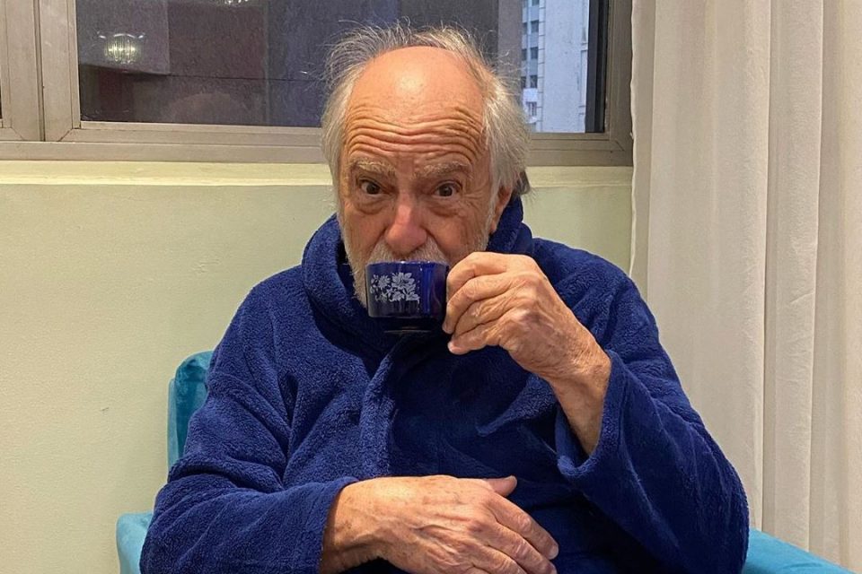 ary fontoura de roupão azul escuro tomando algo em xicra da mesma cor - metrópoles