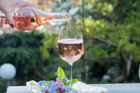 Vinho rosé sendo colocado na taça