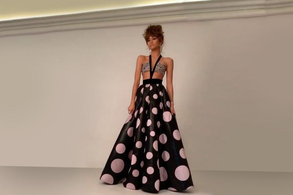 Zendaya usando vestido com brilho e poá para o Emmy Awards 2020