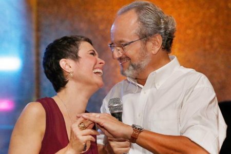 Sandra Annenberg e Ernesto Paglia se olhando - Metrópoles