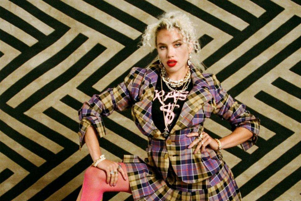 Modelo usa look xadrez da primavera/verão 2021 da grife Vivienne Westwood