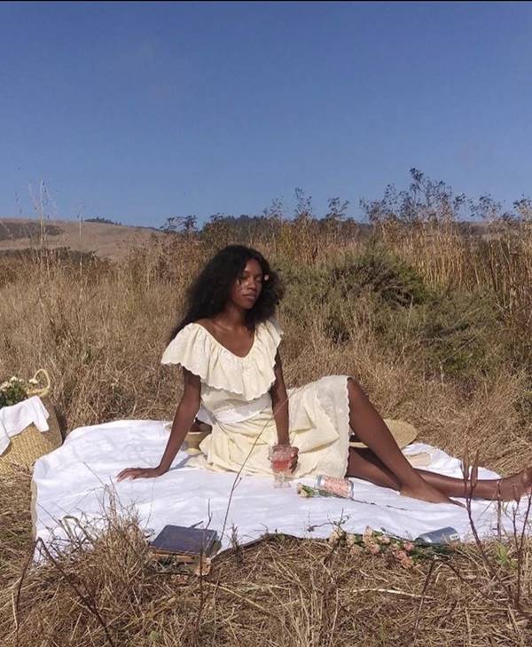 Mulher posando com o estilo cottagecore