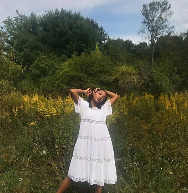 Mulher posando com o estilo cottagecore