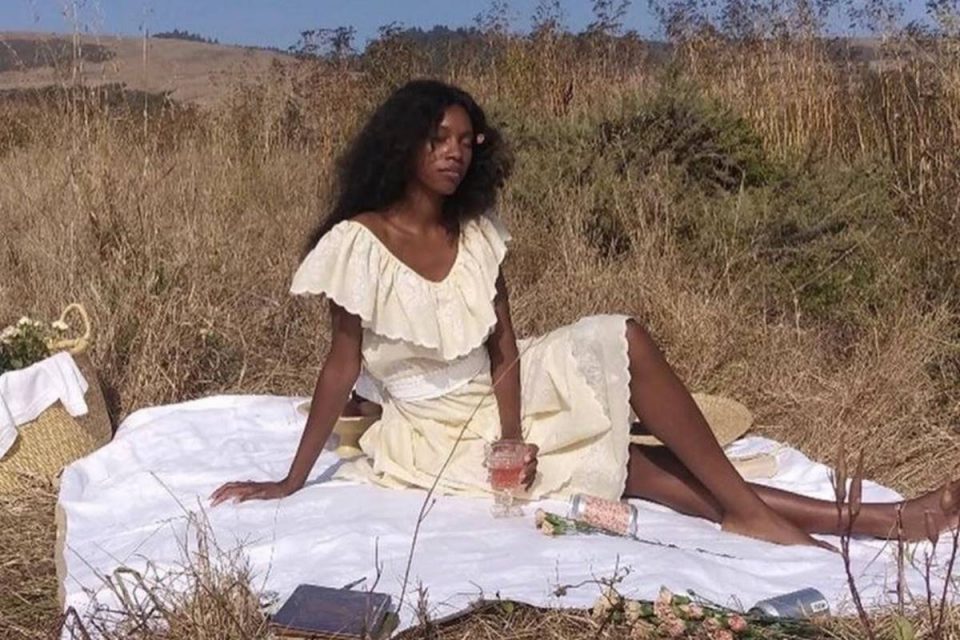 Mulher posando com a tendência cottagecore