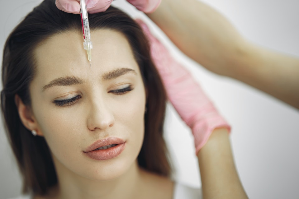 mulher injetando botox