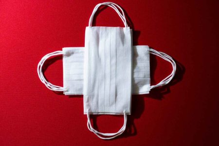 máscaras brancas sobre fundo vermelho