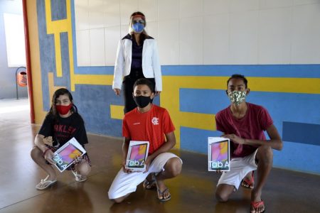 pessoas agachadas e em pé