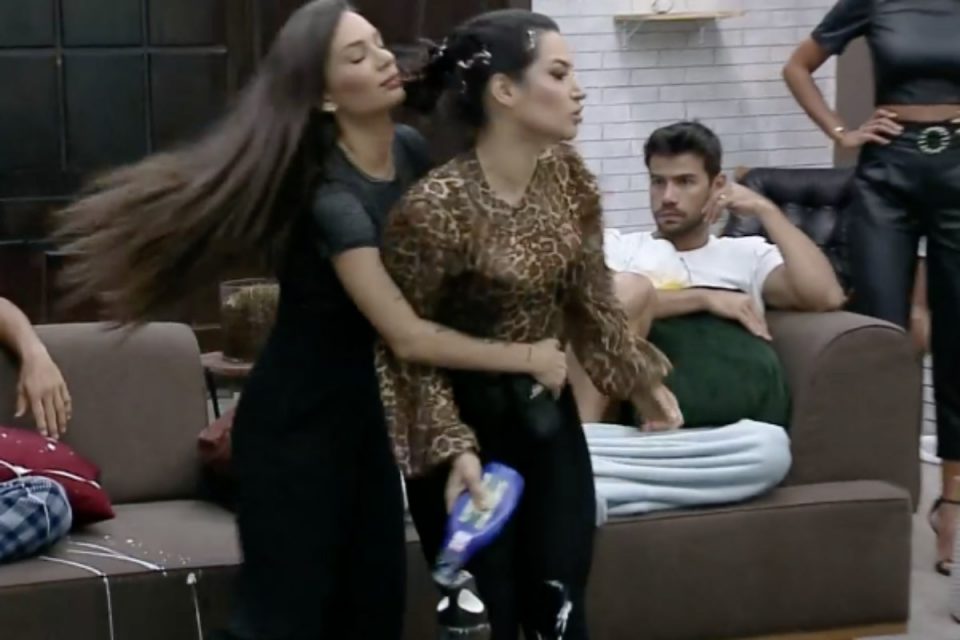 Raissa segurada por Stefani