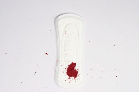 Absorvente com mancha de sangue - Metrópoles