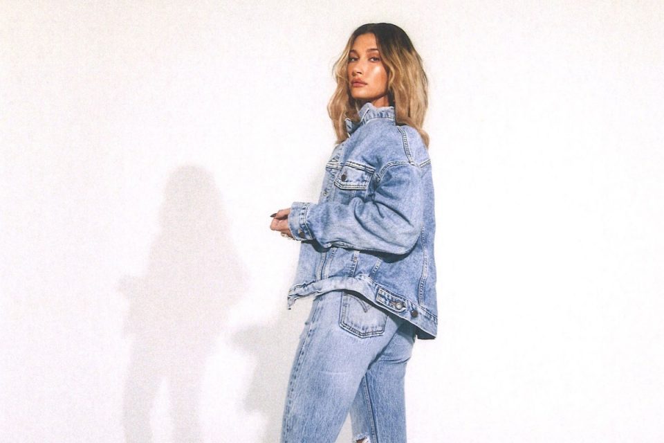Modelo com jeans vintage da Levi's