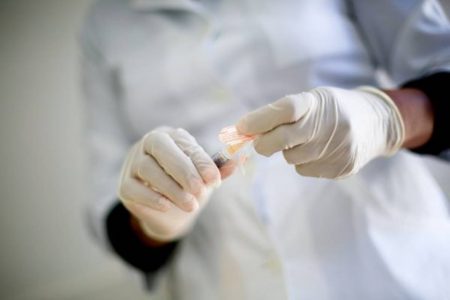 mãos vestindo luvas hospitalares