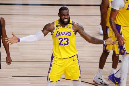 LeBron James irritado em quadra