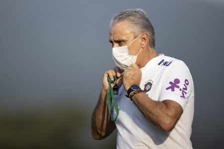 Tite usa máscara no treino da Seleção