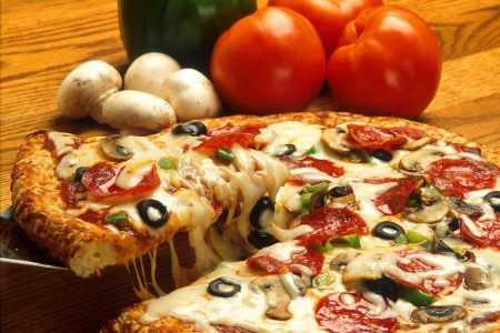 Pizza de calabresa com cogumelos