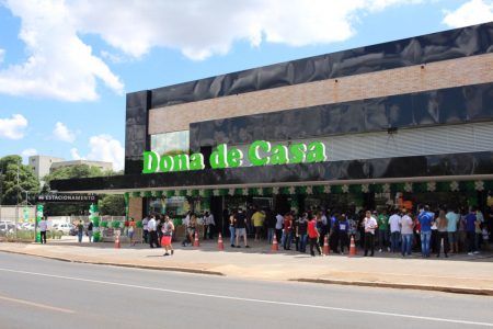 Fachado de um dos supermercados Dona de Casa
