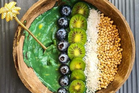 Bowl de manga com Spirulina e toppings de blueberries, quinoa, coco ralado e kiwi