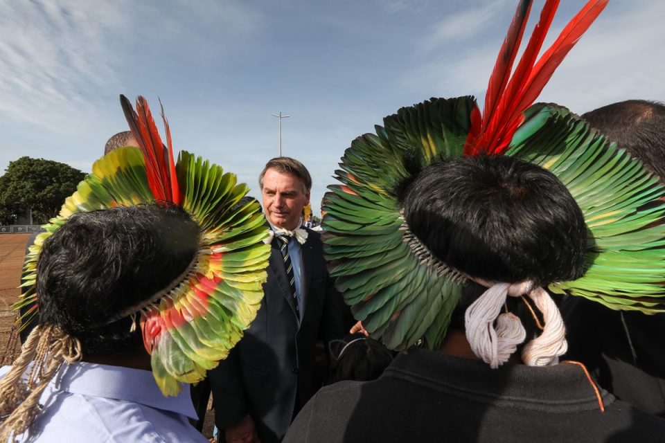 Bolsonaro com índios