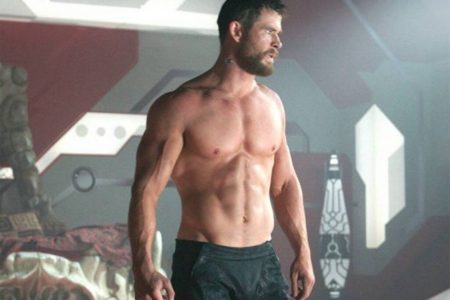 Chris Hemsworth sem camisa