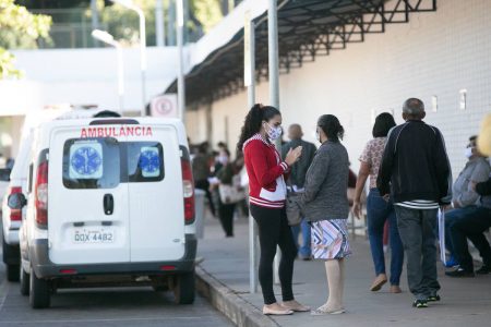 Pacientes em frente hospital