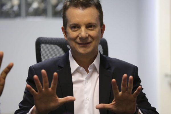 Celso Russomanno candidato a prefeitura de sao paulo faz campanha na rua e come pastel
