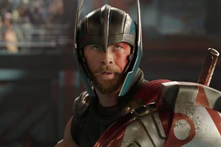 foto colorida de um homem branco usando uma armadura e um capacete - Metrópoles
