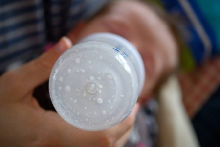 Criança tomando mamadeira