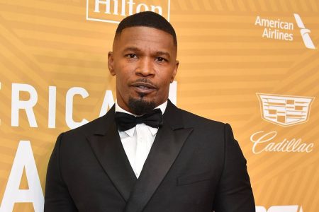 Foto colorida de Jamie Foxx. O ator está de terno e gravata borboleta preta - Metrópoles