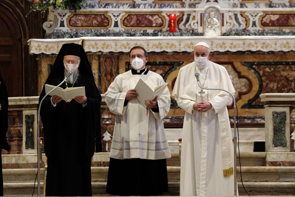 Papa durante culto
