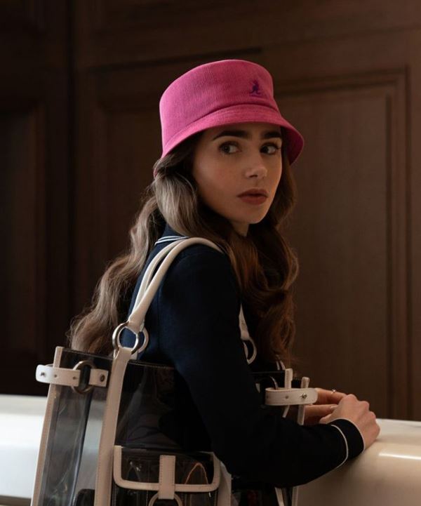 Emily com buket hat