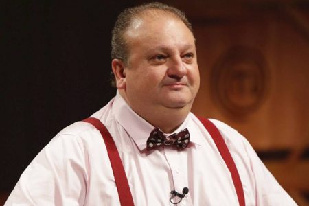 Foto colorida do chef Érick Jacquin como jurado do MasterChef Brasil - Metrópoles