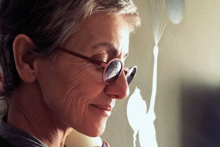 Atriz Cassia Kis de perfil usando óculos - Metrópoles