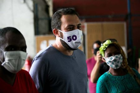 Candidato Guilherme Boulos (PSol) visita catadores em São Paulo