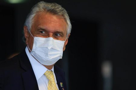 Governador Ronaldo Caiado fala com à imprensa na saída leste do Palácio do Planalto
