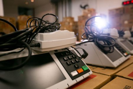 Funcionários do TRE preparam urnas eletrônicas para o dia das eleições de 202012