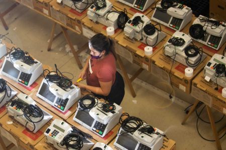 Funcionários do TRE preparam urnas eletrônicas para o dia das eleições de 202012