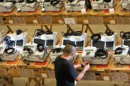 Funcionários do TRE preparam urnas eletrônicas para o dia das eleições de 202012