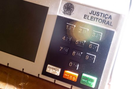 Funcionários do TRE preparam urnas eletrônicas para o dia das eleições de 202012