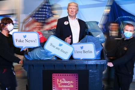Boneco de cera de Trump no lixo de museu