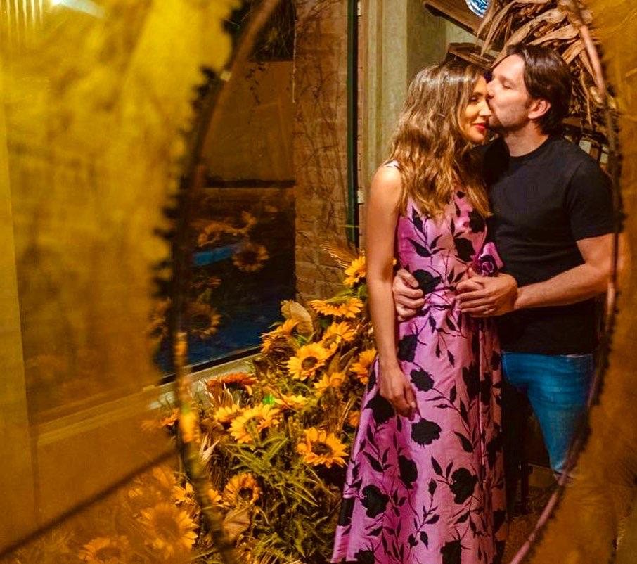 Médica Mari Correa é surpreendida com pedido de casamento