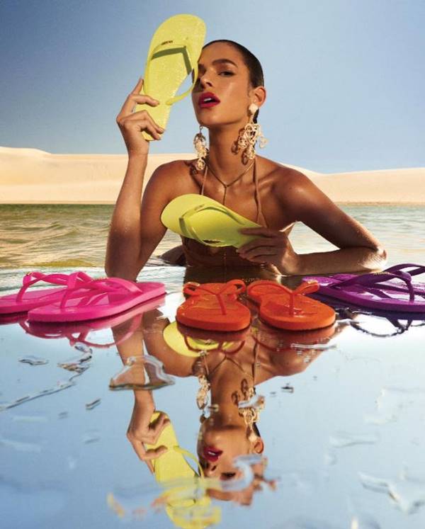 Bruna Marquezine em campanha da Arezzo