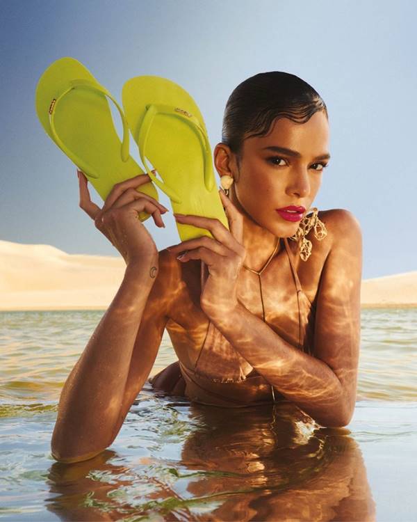 Bruna Marquezine em campanha da Arezzo