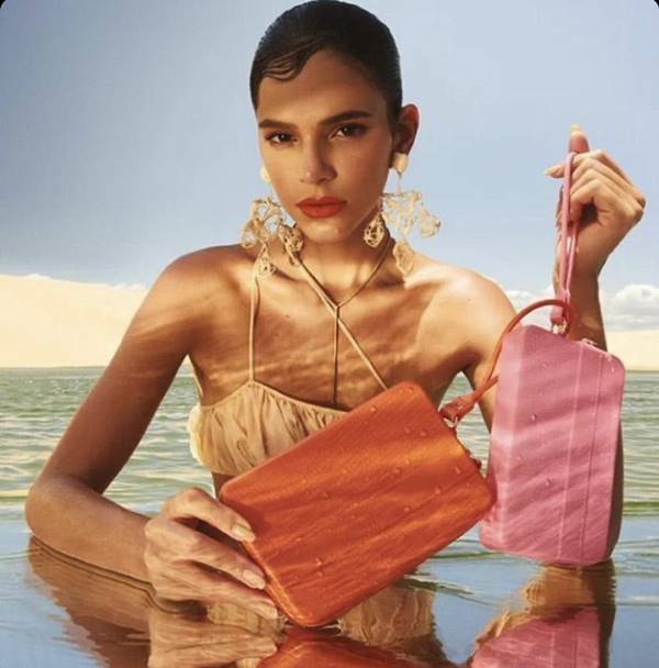 Bruna Marquezine em campanha da Arezzo