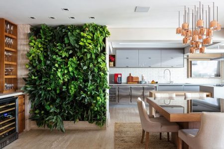 Foto colorida de uma sala de jantar integrada à cozinha
