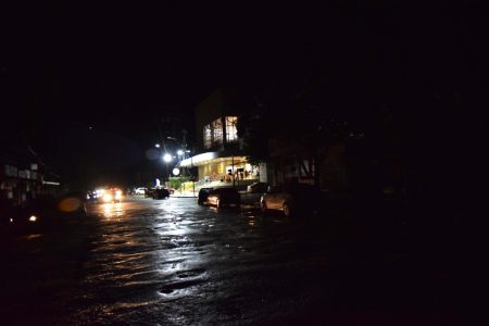 Vista do apagão que assola há mais de 48h em Macapá e também em 13 dos 16 municípios do estado do Amapá, na noite desta quinta-feira (5). Por conta do desabastecimento de energia, o prefeito de Macapá, Clécio Luís, decretou no final da tarde estado de calamidade pública na capital por 30 dias. O apagão foi resultado de um incêndio em uma subestação de energia na capital na noite de terça-feira (3).