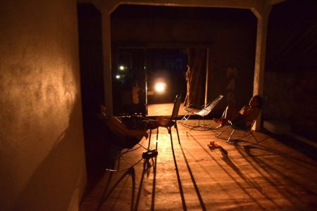 Vista do apagão que assola há mais de 48h em Macapá e também em 13 dos 16 municípios do estado do Amapá, na noite desta quinta-feira (5). Por conta do desabastecimento de energia, o prefeito de Macapá, Clécio Luís, decretou no final da tarde estado de calamidade pública na capital por 30 dias. O apagão foi resultado de um incêndio em uma subestação de energia na capital na noite de terça-feira (3).