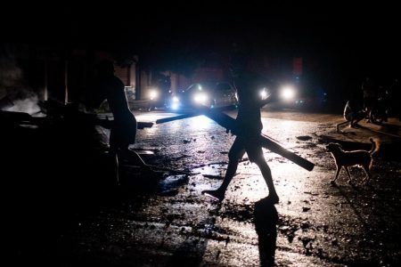 Moradores do bairro Jardim Felicidade alegam falha no fornecimento de energia e protestam contra apagão no Amapá